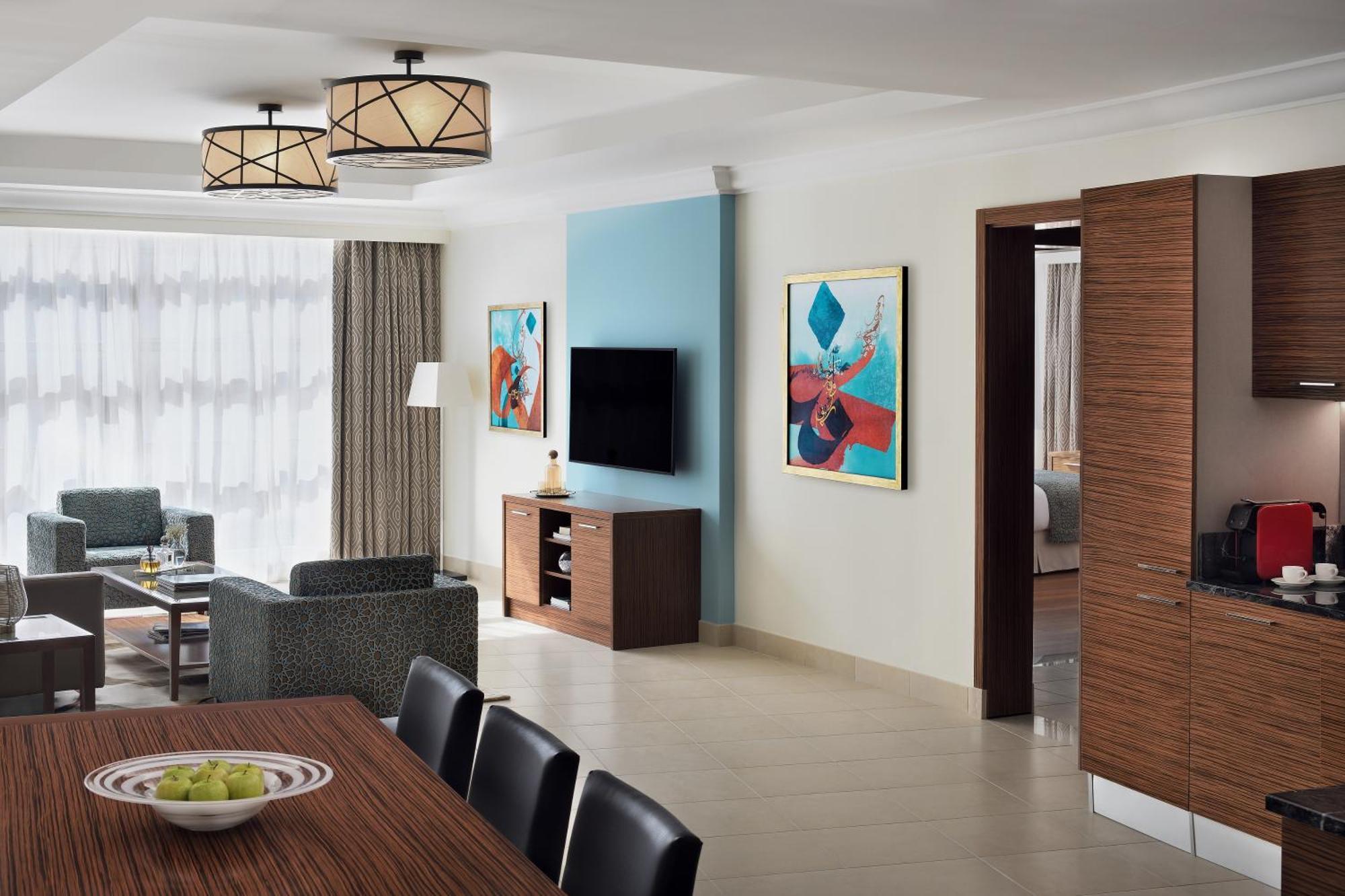 Marriott Executive Apartments Al-Chubar Zewnętrze zdjęcie A typical suite at the Hilton London Heathrow